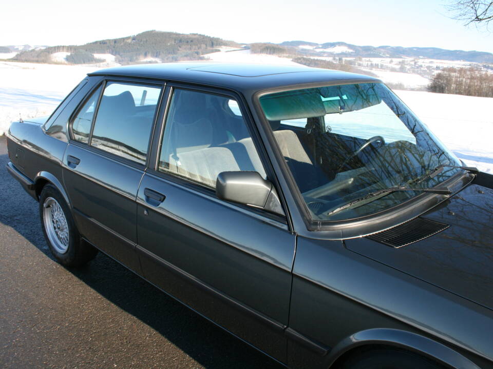 Image 10/65 of BMW 520i (1987)