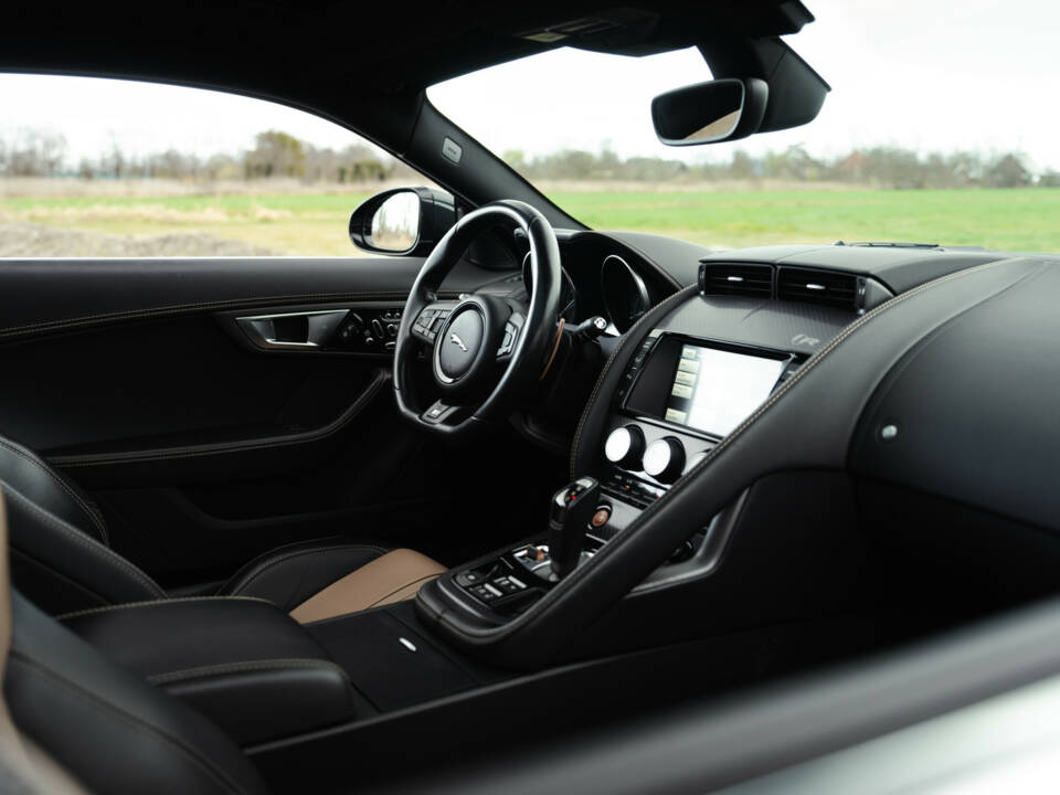 Bild 23/32 von Jaguar F-Type R (2016)