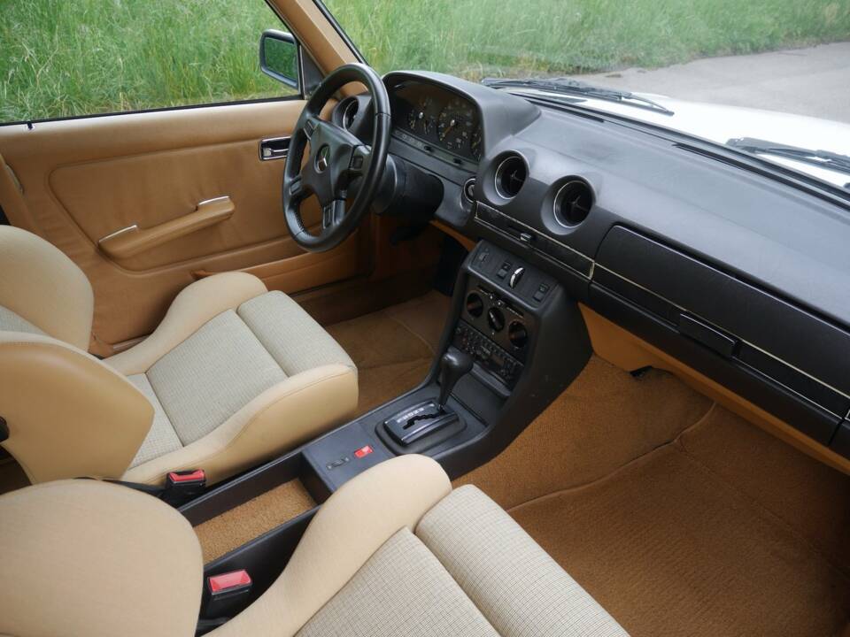 Immagine 29/50 di Mercedes-Benz 230 E (1900)