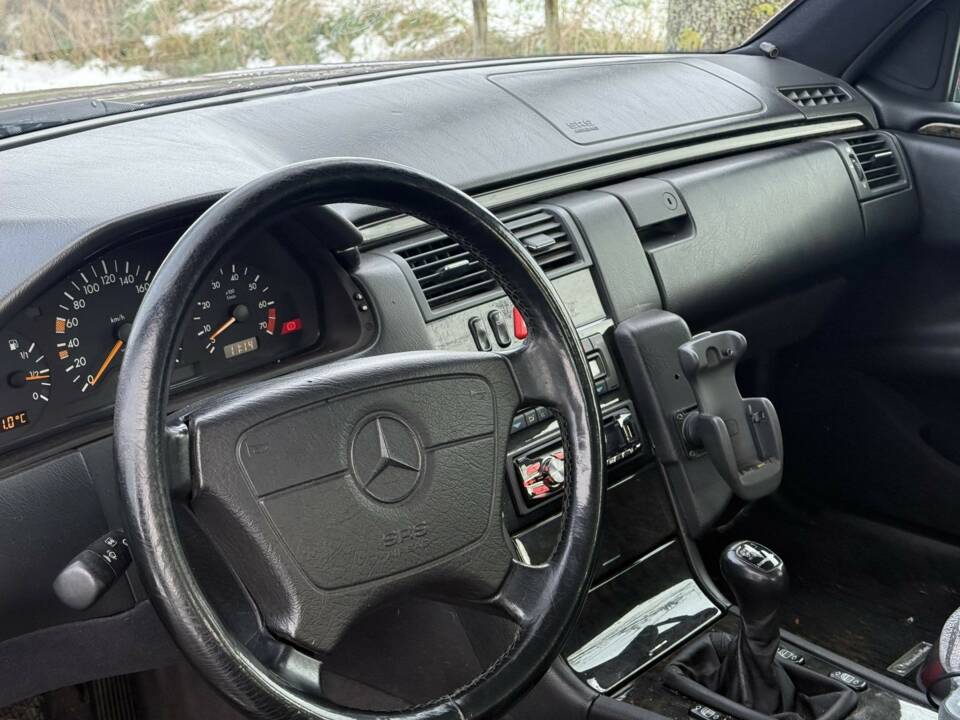 Bild 7/14 von Mercedes-Benz E 200 (1996)