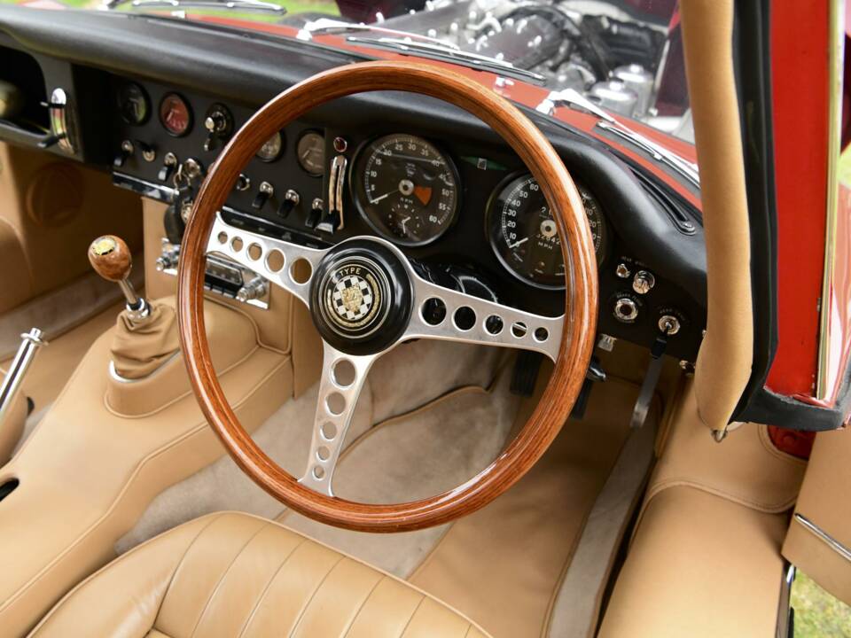 Image 25/50 de Jaguar E-Type (1968)