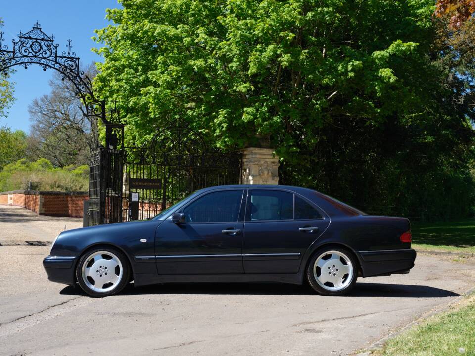 Immagine 50/50 di Mercedes-Benz E 55 AMG (1999)