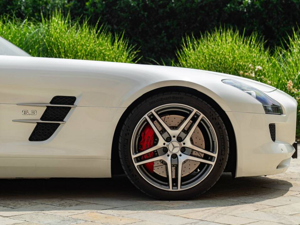 Image 17/50 of Mercedes-Benz SLS AMG (2010)