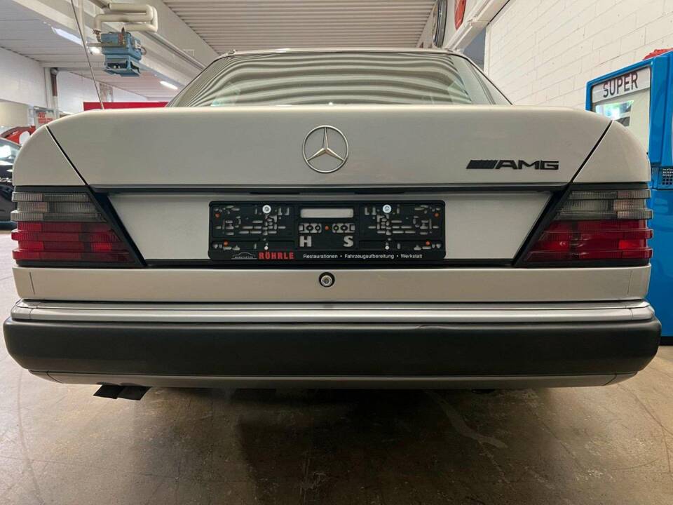 Image 16/18 de Mercedes-Benz E 200 (1993)