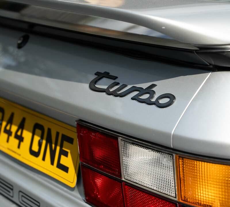 Immagine 37/50 di Porsche 944 Turbo (1990)