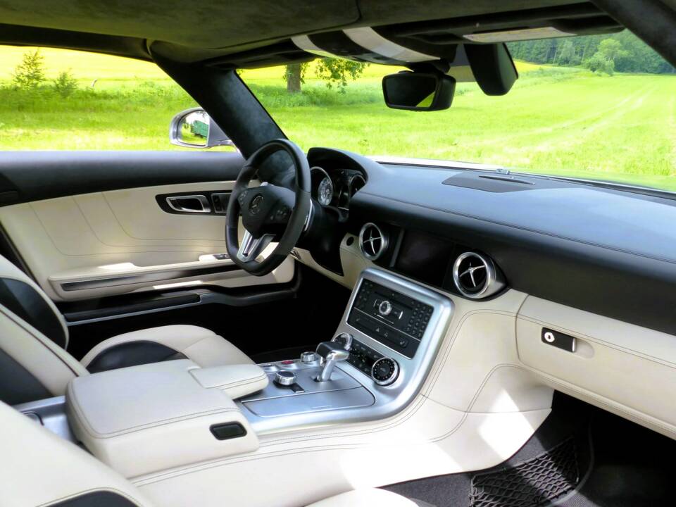 Mercedes-Benz SLS AMG  Coupé Flügeltürer alubeam silver (MB 047) 2010