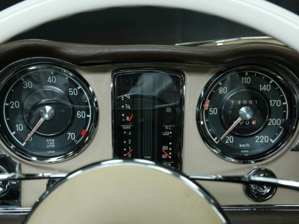 Image 17/50 of Mercedes-Benz 230 SL (1967)