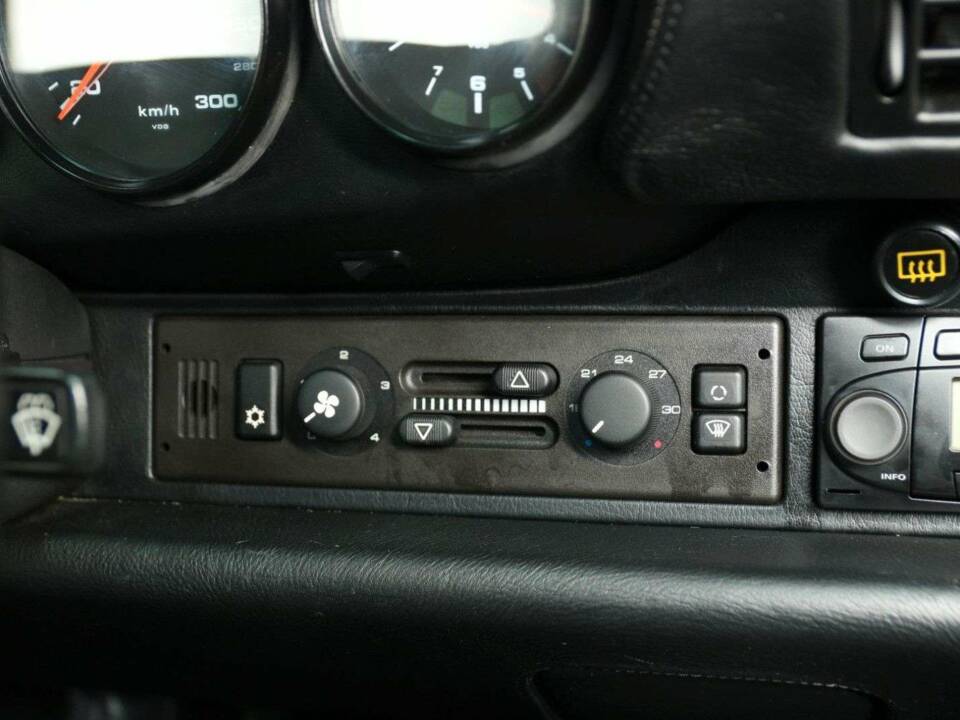 Image 15/30 of Porsche 911 Carrera 2 (WTL) (1993)