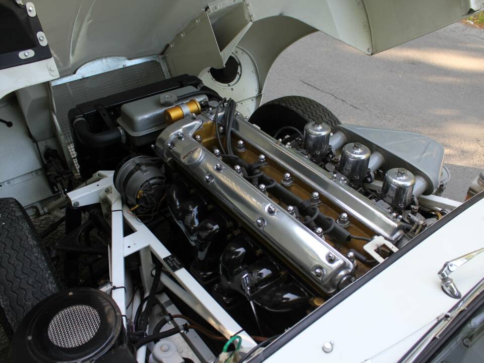 Image 17/18 of Jaguar E-Type 4.2 (1965)