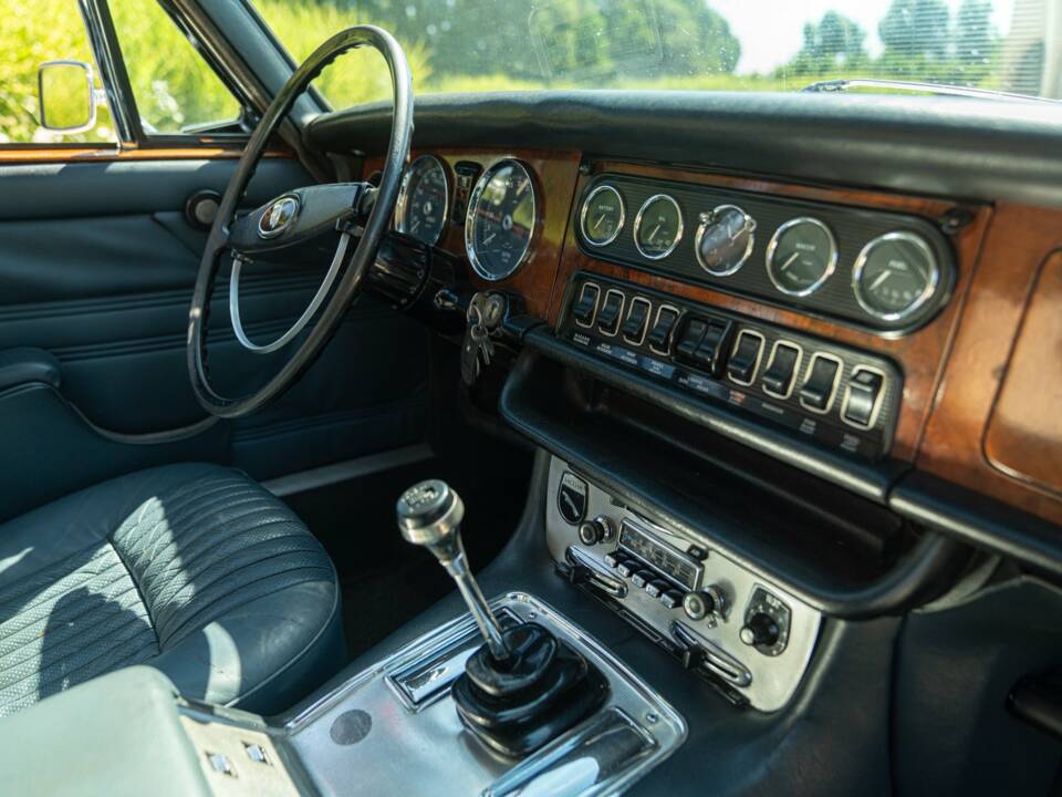 Image 36/50 of Jaguar XJ 6 4.2 (1970)