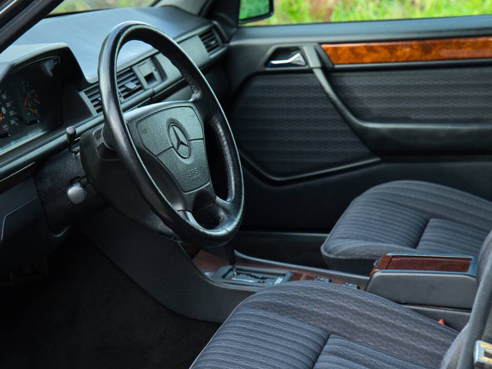Image 28/63 of Mercedes-Benz 220 E (1993)