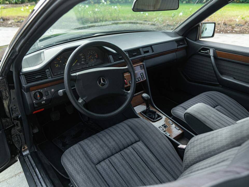 Immagine 30/48 di Mercedes-Benz 200 CE (1990)