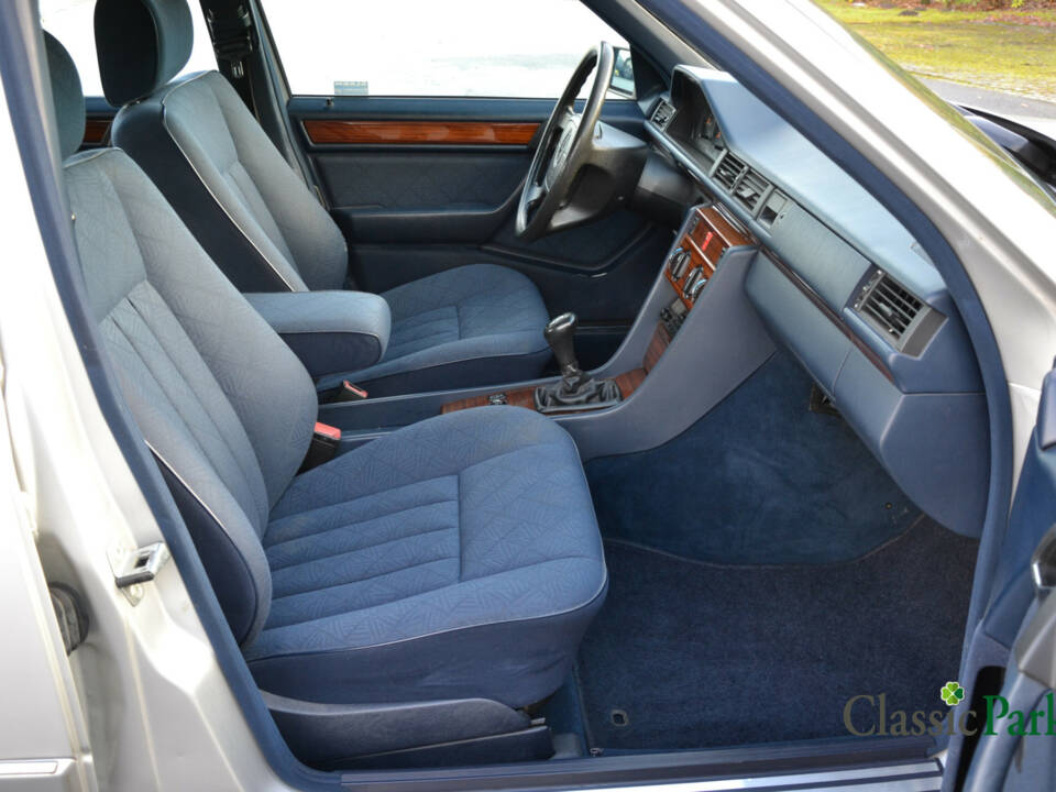 Image 22/39 of Mercedes-Benz 200 D (1993)