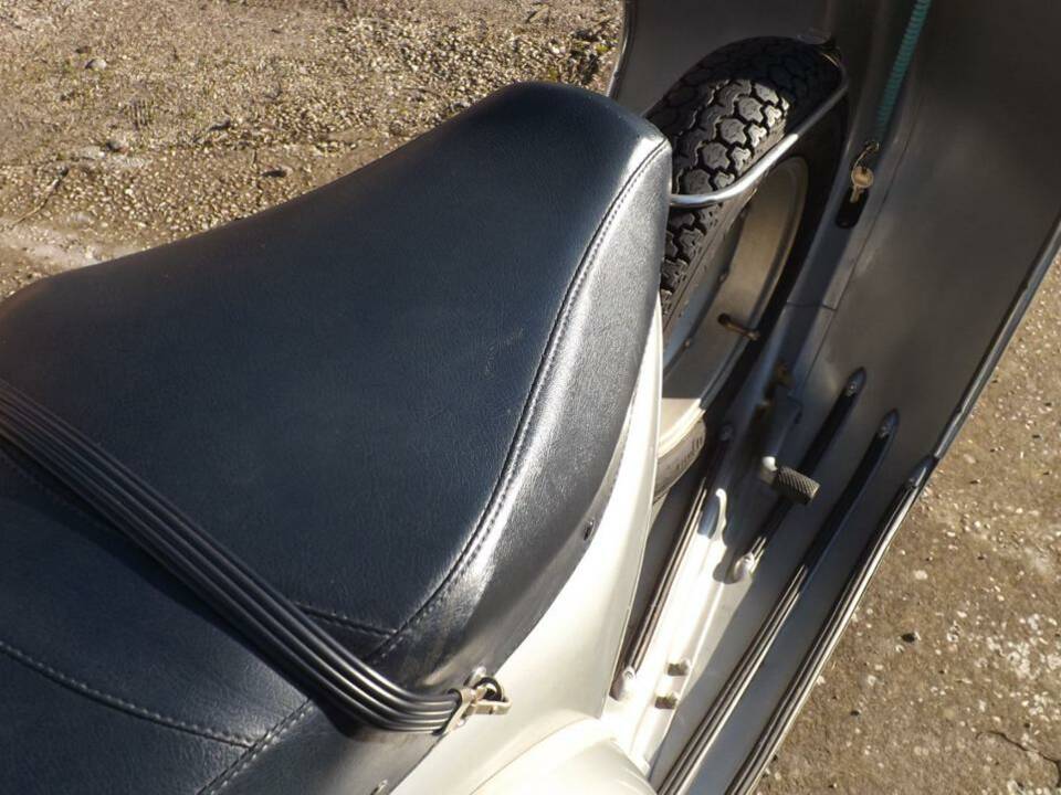 Bild 22/35 von Piaggio Vespa 150 GS (1958)