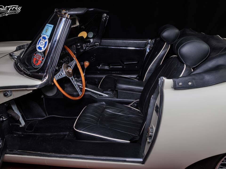 Image 7/7 de Jaguar E-Type (1970)