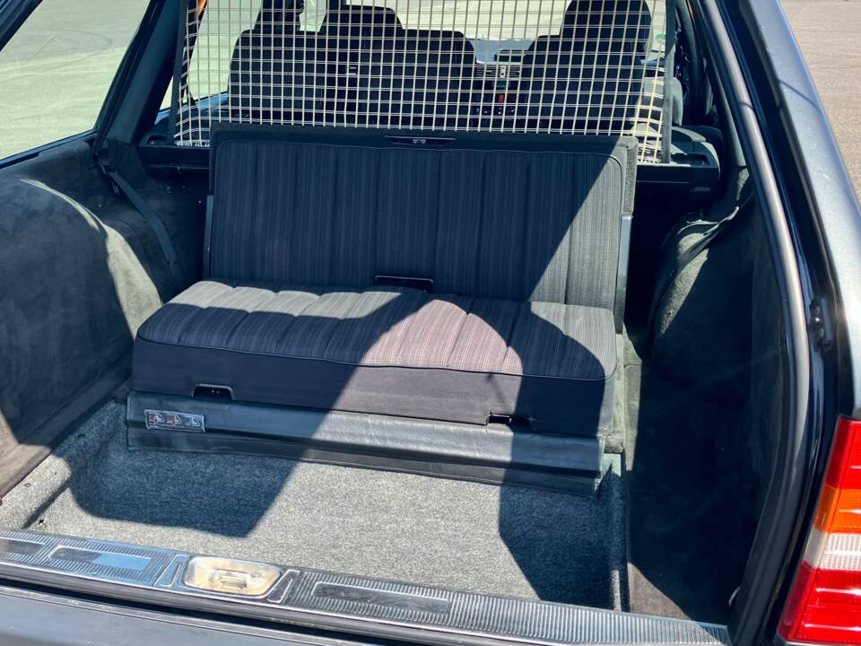 Bild 16/41 von Mercedes-Benz E 220 T (1995)