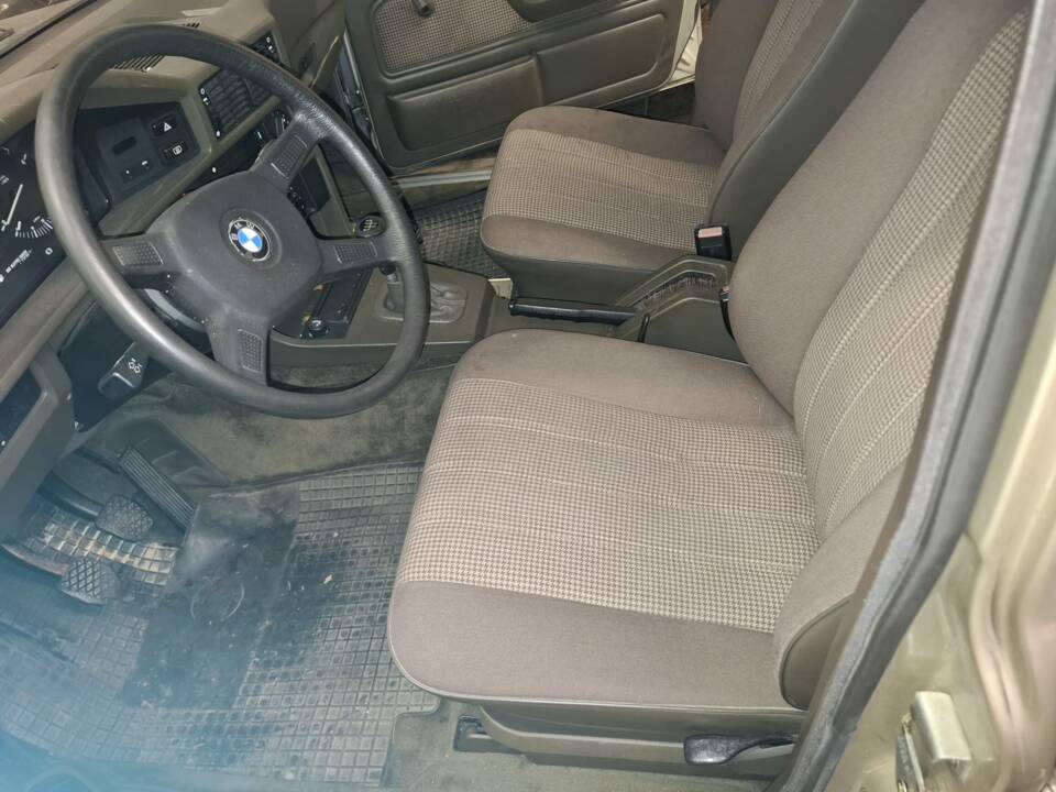 Image 8/17 of BMW 525e (1985)