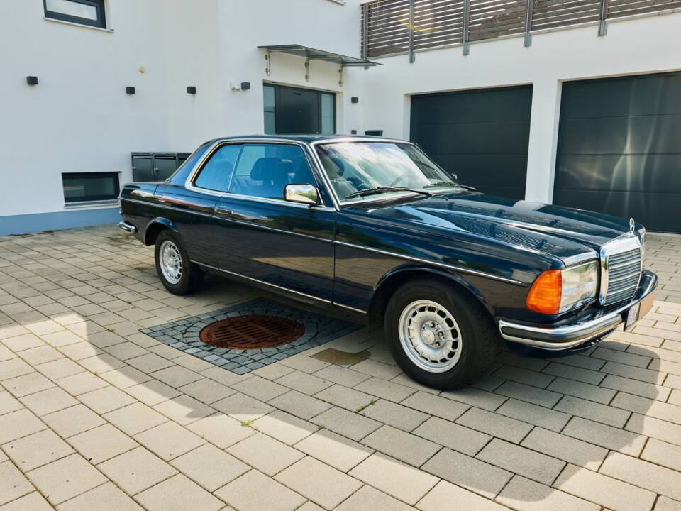 Bild 13/99 von Mercedes-Benz 230 CE (1983)