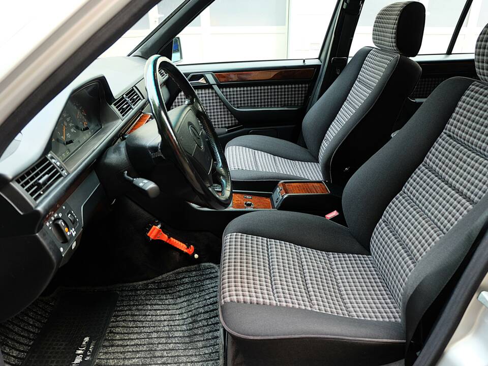 Image 15/75 of Mercedes-Benz E 280 T (1994)
