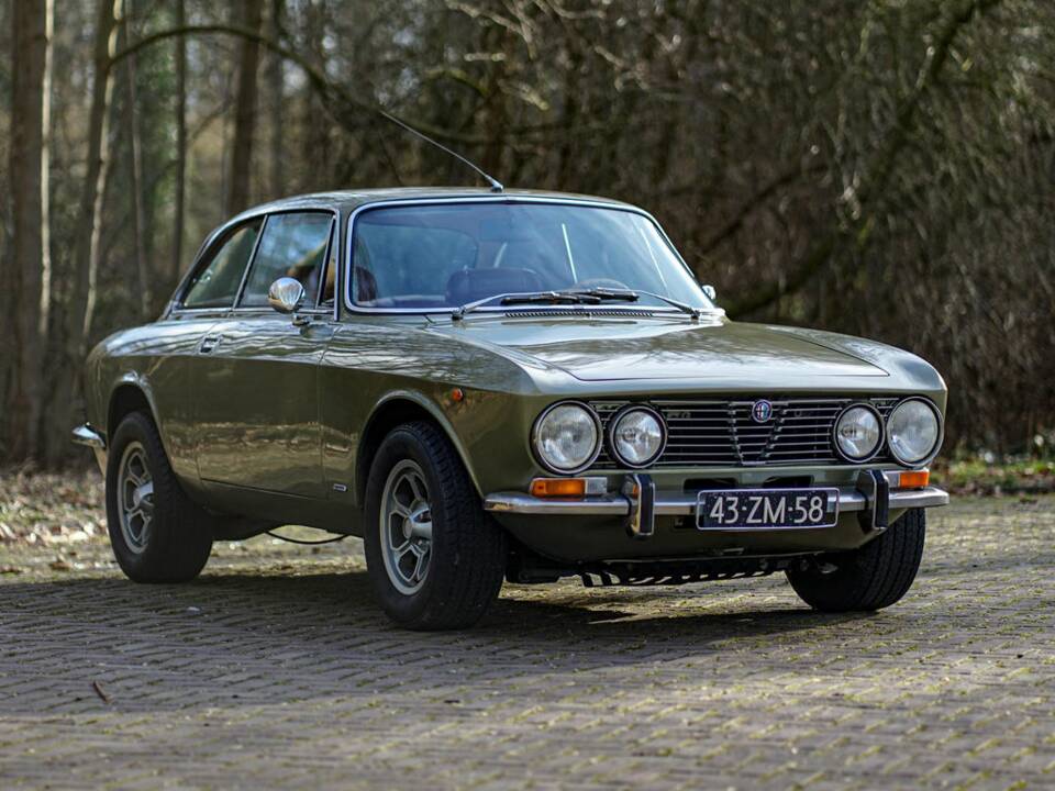 Image 6/8 de Alfa Romeo 2000 GT Veloce (1975)