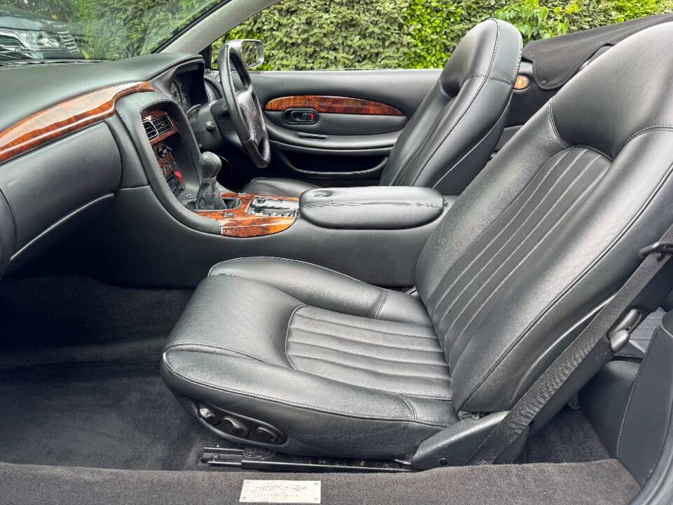 Image 19/28 of Aston Martin DB 7 Volante (1997)