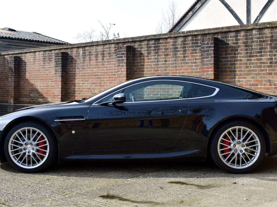 Afbeelding 2/50 van Aston Martin V8 Vantage (2009)