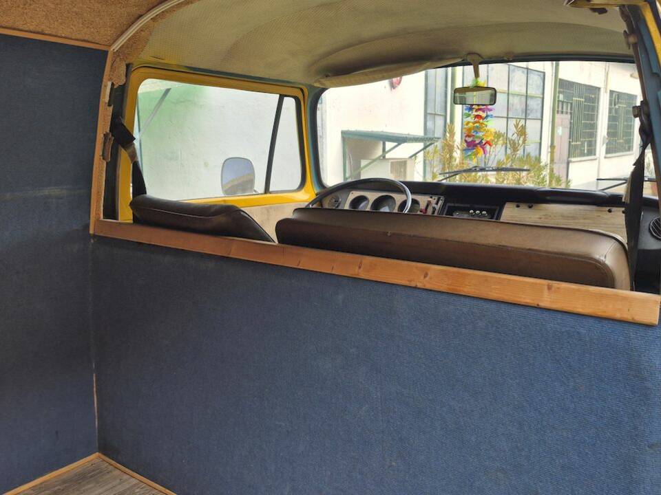 Bild 40/50 von Volkswagen T2b Kastenwagen (1976)