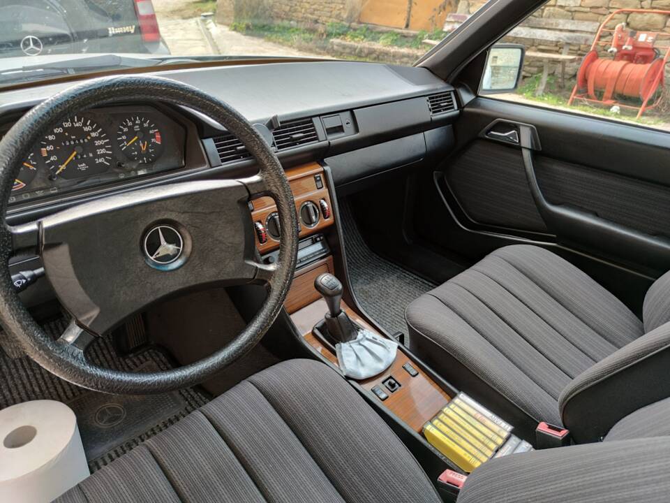 Imagen 5/6 de Mercedes-Benz 300 E (1989)
