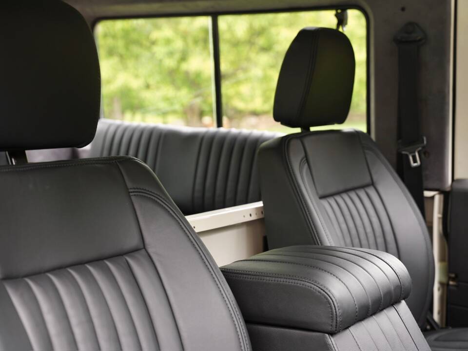 Image 78/96 of Land Rover Defender 90 (1995)