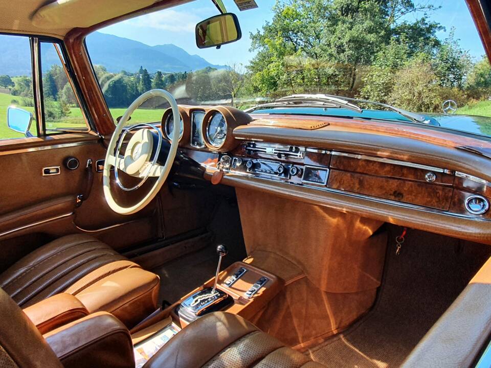 Image 2/17 de Mercedes-Benz 280 SE 3,5 (1970)