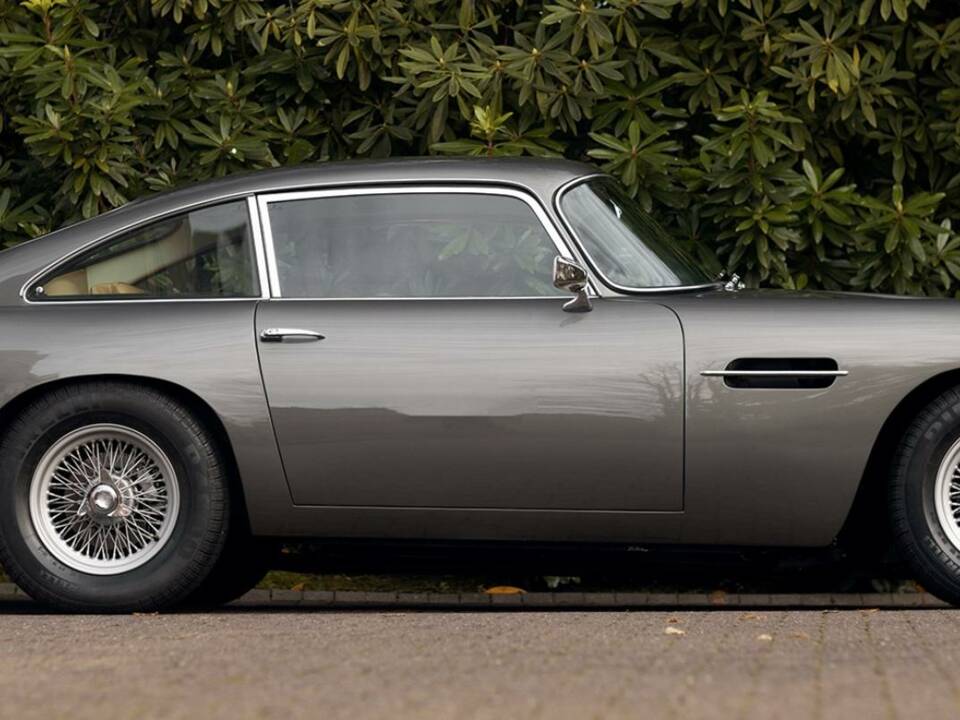 Image 11/50 of Aston Martin DB 4 (1962)