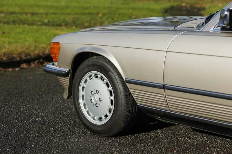 Image 18/33 of Mercedes-Benz 500 SL (1986)