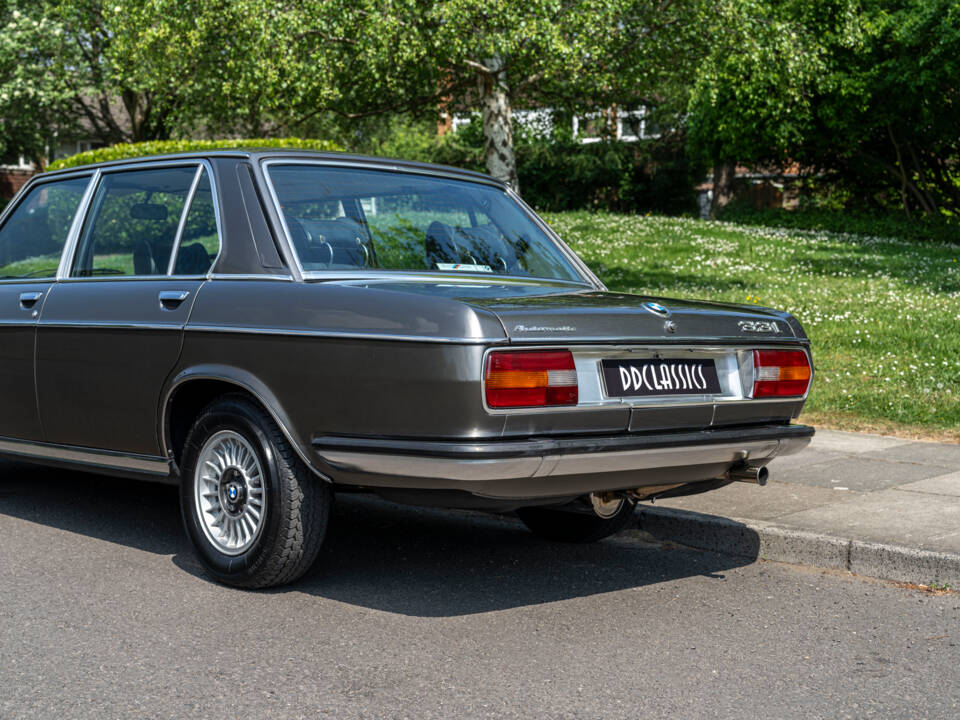 Afbeelding 12/29 van BMW 3,3 L (1975)