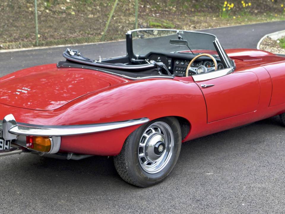 Image 6/49 de Jaguar E-Type (1970)