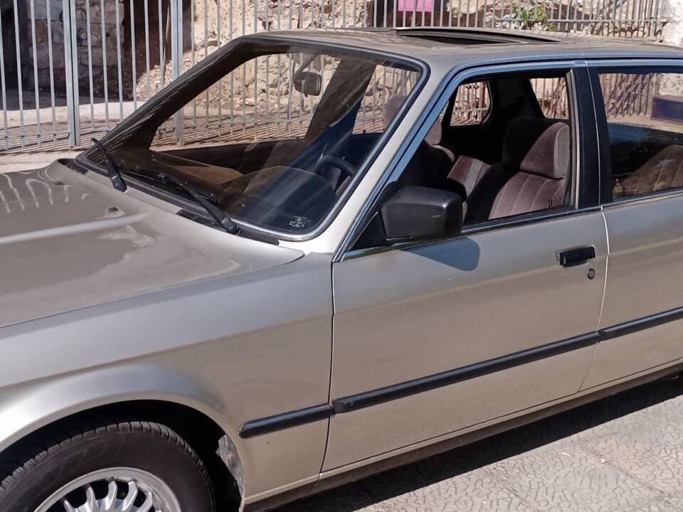 Image 4/51 of BMW 318i (1985)