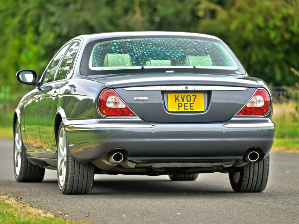 Image 14/50 of Jaguar XJ 8 4.2 (2007)