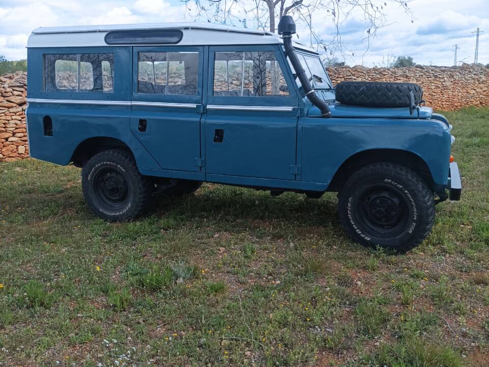 Image 2/20 of Land Rover 109 (1980)