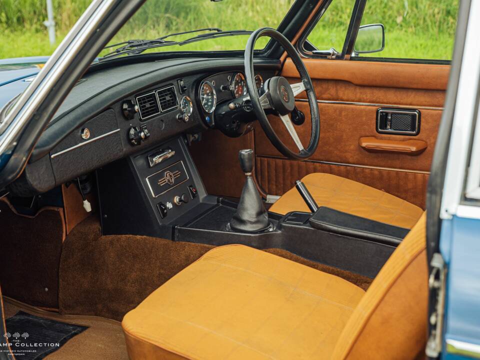 Image 19/40 of MG MGB GT V8 (1973)