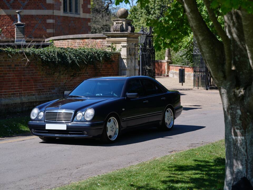 Immagine 29/50 di Mercedes-Benz E 55 AMG (1999)