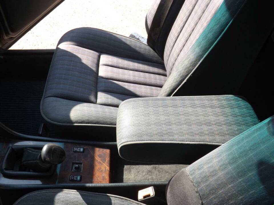 Afbeelding 19/50 van Mercedes-Benz 250 TD Turbo (1992)