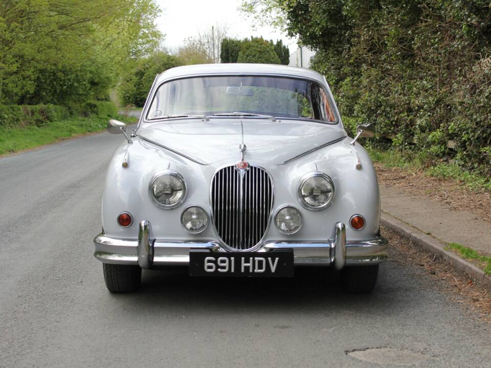 Image 2/18 of Jaguar Mk II 3.4 (1961)