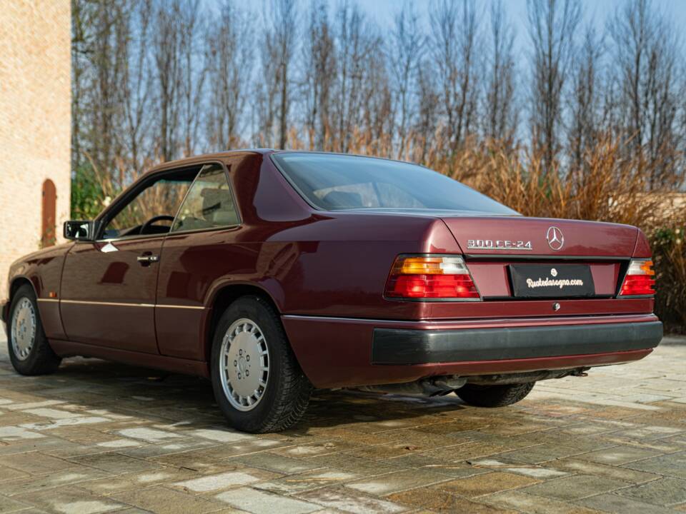 Immagine 6/50 di Mercedes-Benz 300 CE-24 (1991)