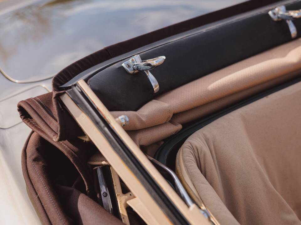 Image 64/99 of Aston Martin DB 6 Volante (1968)