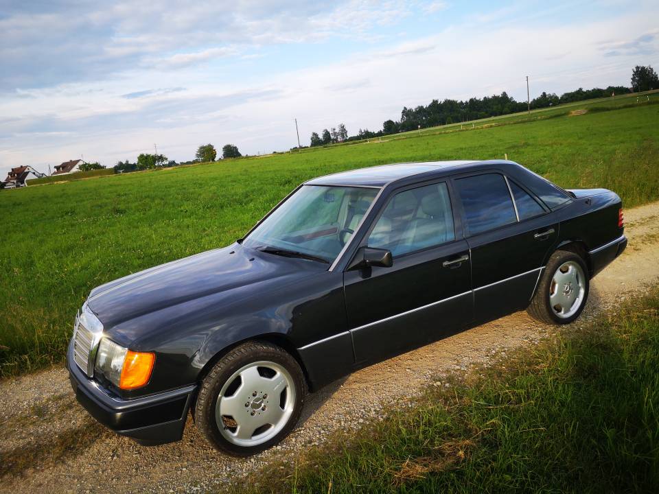 Image 15/48 de Mercedes-Benz 400 E (1993)