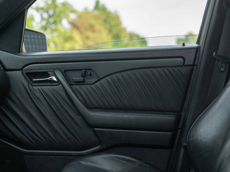 Image 30/50 of Mercedes-Benz C 36 AMG (1995)