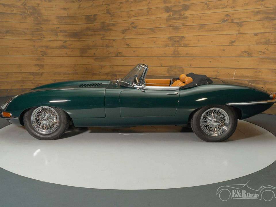 Image 15/19 of Jaguar E-Type (1968)
