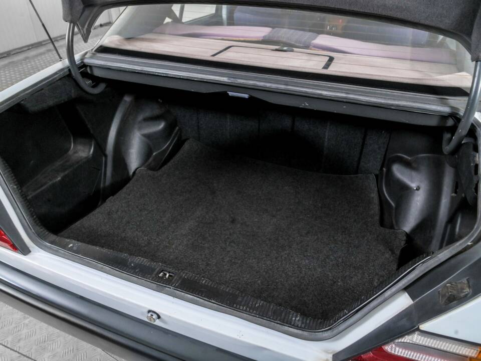 Image 41/50 of Mercedes-Benz 200 (1986)