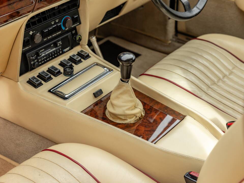 Image 34/75 de Aston Martin V8 Vantage (1985)