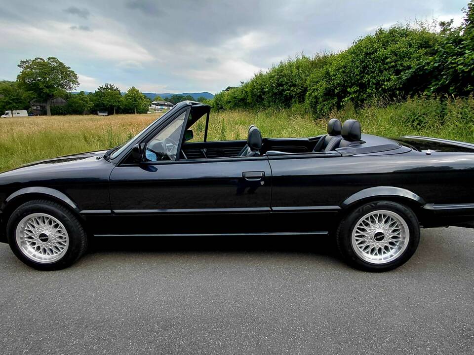 Immagine 30/53 di BMW 320i (1989)
