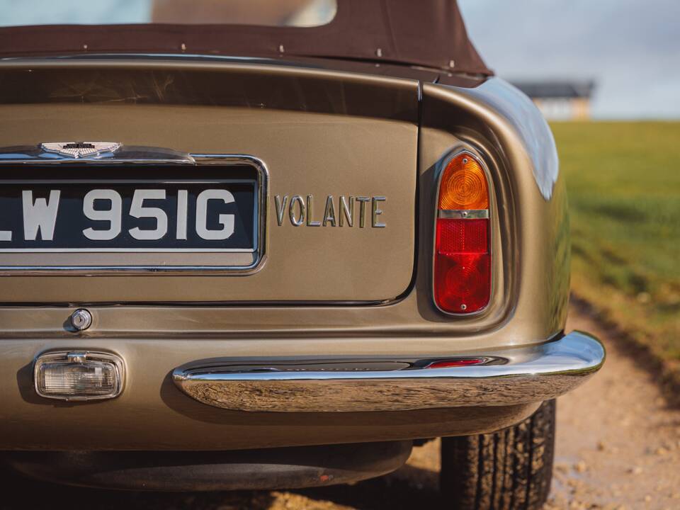 Image 22/99 of Aston Martin DB 6 Volante (1968)